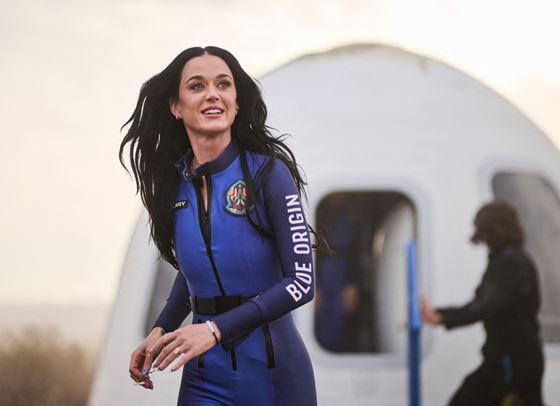 Кейти Пери целуна Земята след исторически полет в Космоса