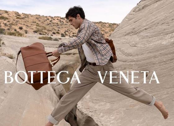 Джейкъб Елорди показва балетни стъпки в новата кампания на Bottega Veneta