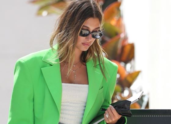 Steal Her Style: Хейли Бийбър и един неонов блейзър