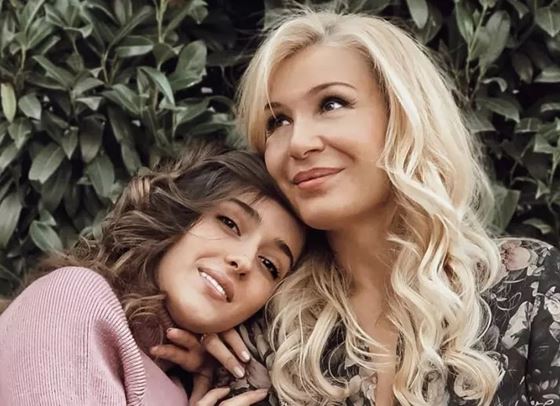 Гала ще става баба