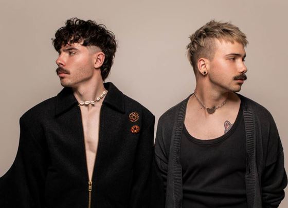 МОЛЕЦ излизат на една сцена с Енрике Иглесиас