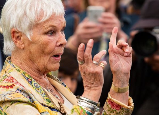 Джуди Денч се ваксинира срещу COVID-19