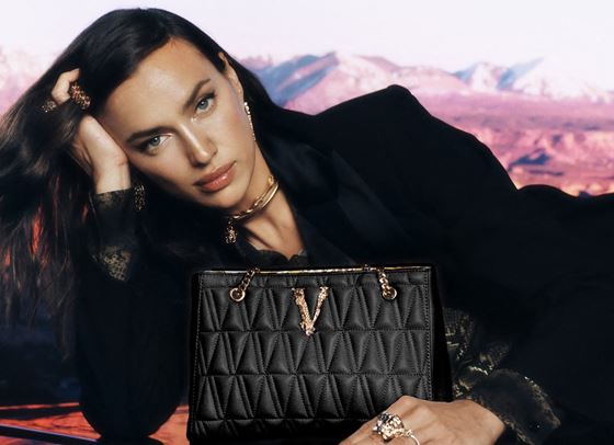 Празничното пътешествие на Ирина Шейк и Versace