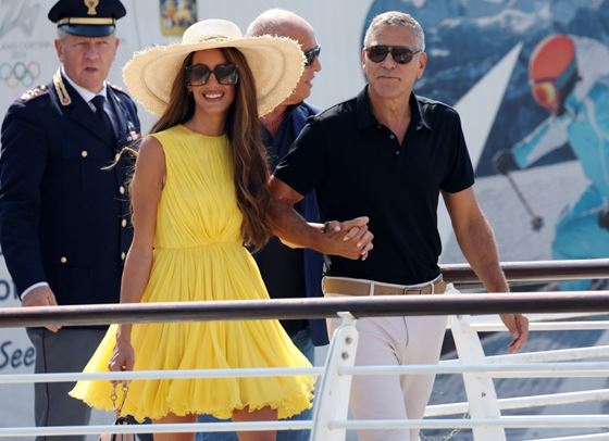 Амал Клуни и безупречният стил, който показа във Венеция