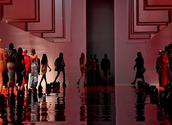 Само IT момичетата имат място в клуба на Versace