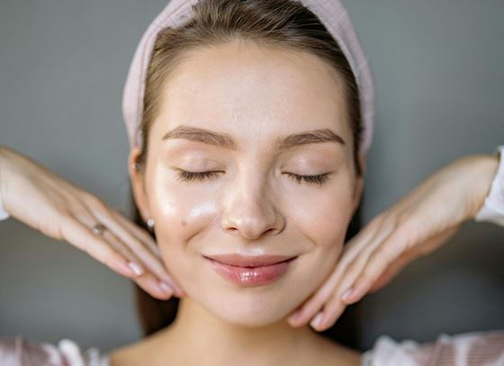 Фейс йога: пътят към по-стегната кожа и естествен блясък