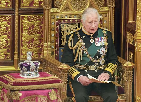 Защо крал Чарлз все още няма да носи корона?