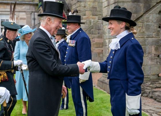 Чарлз III и Камила организираха градинско парти в двореца в Единбург