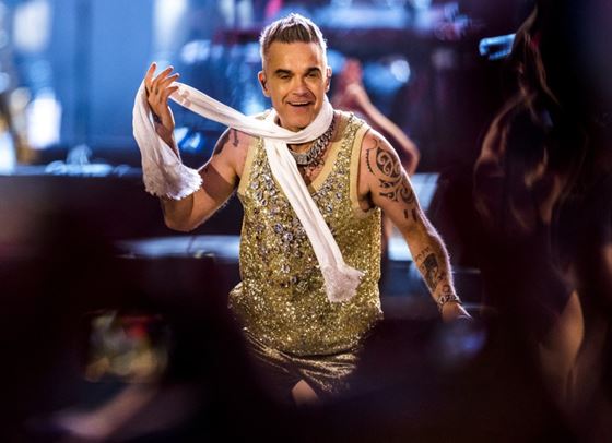 Роби Уилямс се свлече на земята по време на концерт