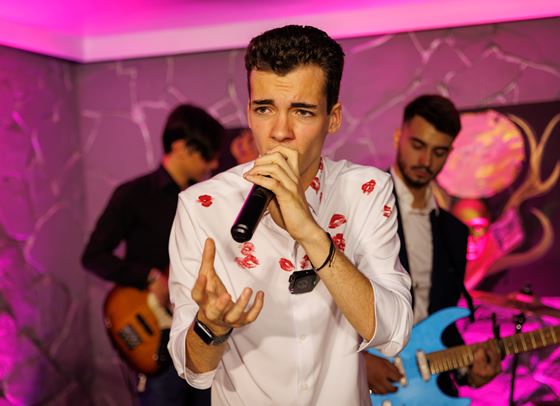 Антон Котас преследва своя любовен "Компас" от Ню Йорк до София