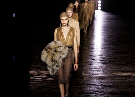 Секси зима от Yves Saint Laurent на Седмица на модата в Париж