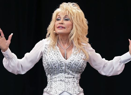 Доли Партън се ваксинира срещу COVID-19