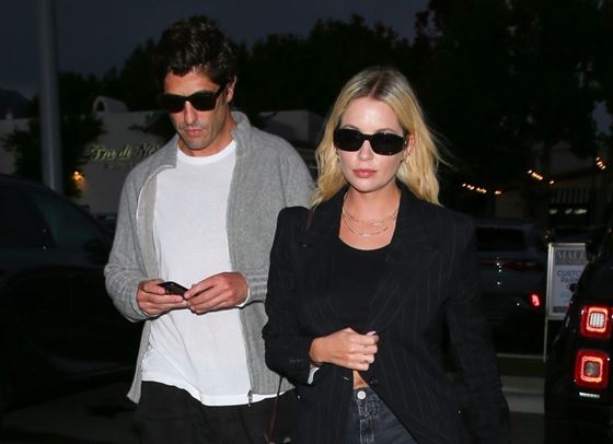 Ашли Бенсън показа бременното си коремче в гола фотосесия