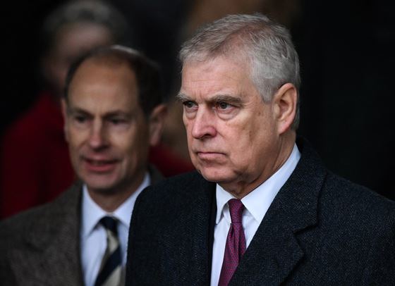 И принц Андрю подготвя мемоари