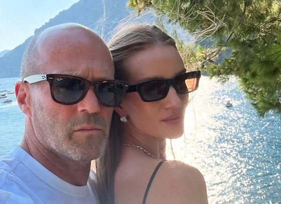 Роузи Хънтингтън-Уайтли и Джейсън Стейтъм: Семейна идилия на Амалфийското крайбрежие