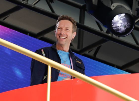 Крис Мартин хвана двойка в изневяра по време на концерт на Coldplay