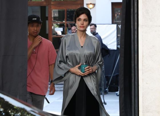 Анджелина Джоли нае синовете си за филма &quot;Мария&quot;