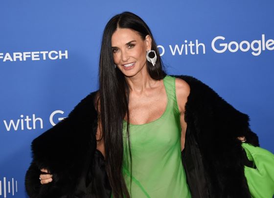 Деми Мур в страхотна фотосесия с новородената си внучка