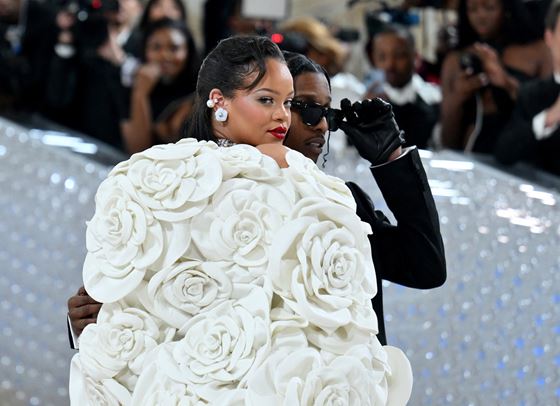 Всички звезди, които минаха по червения килим на Met Gala