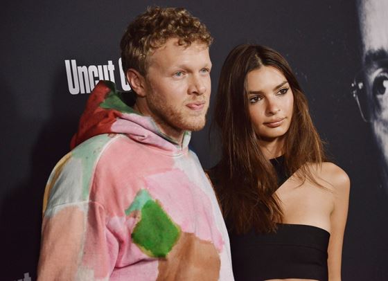 Бившият съпруг на Емили Ратайковски е обвинен в сексуално насилие