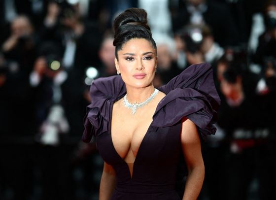 Ay, caramba! Салма Хайек с горещи кадри по бански