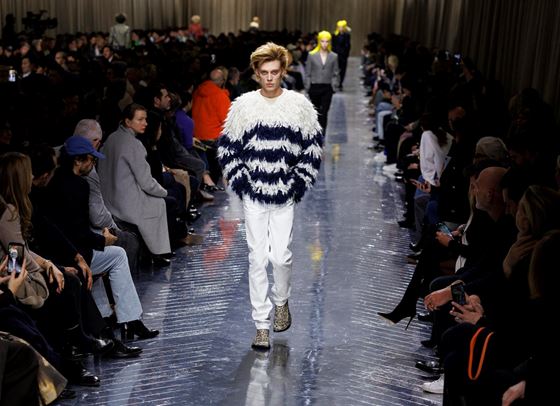 Джонатан Андерсън отхвърля нормалността с провокативната си колекция за Dior