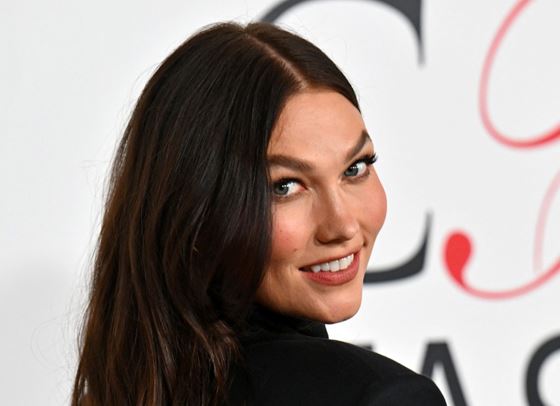 Карли Клос си купи култово модно списание