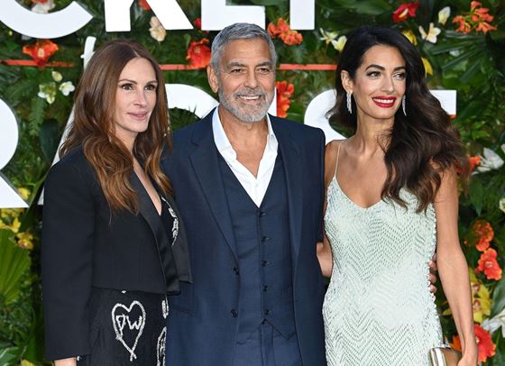 Джордж Клуни е целунал Джулия Робъртс пред жена си