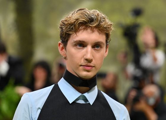 Трой Сиван стана глобален makeup посланик на Rabanne