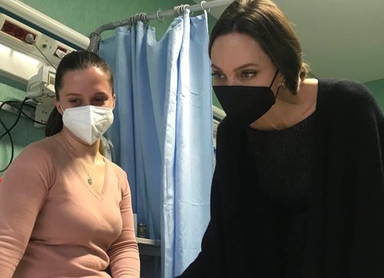 Анджелина Джоли посети украинските бежанци в Италия
