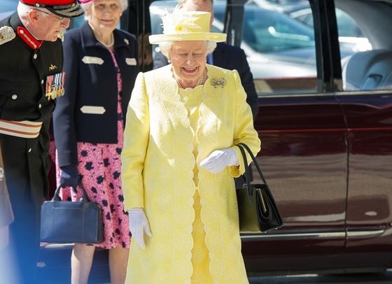 Не, кралица Елизабет II не планира абдикация