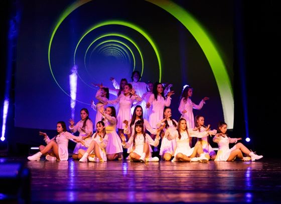 Най-голямото училище за модерни танци в България с премиерен спектакъл