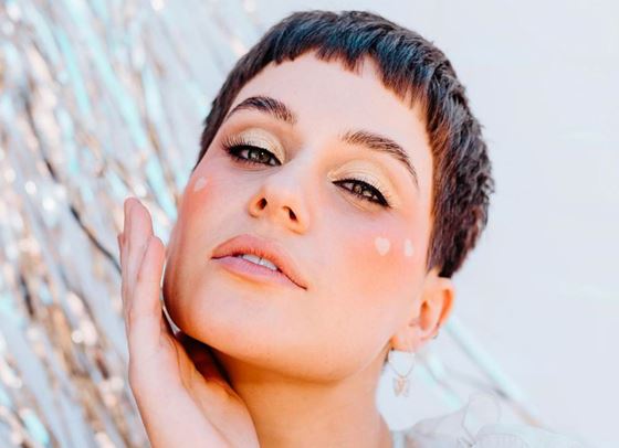 Руж, който стои като естествена руменина