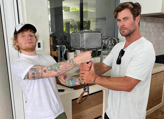 Крис Хемсуърт и Ед Шийрън: една неочаквано добра музикална комбинация