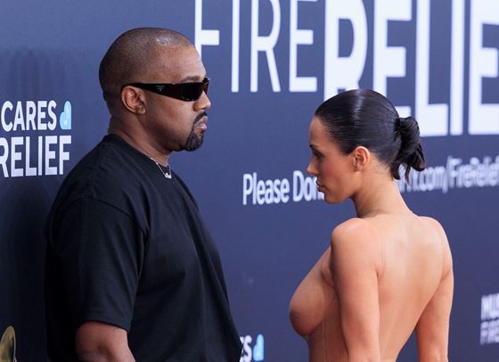 Кание Уест и Бианка Ченсори скандализираха червения килим на Грамитата