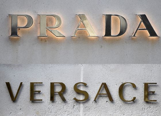 Prada поема контрола над Versace в сделка за 1,38 милиарда долара