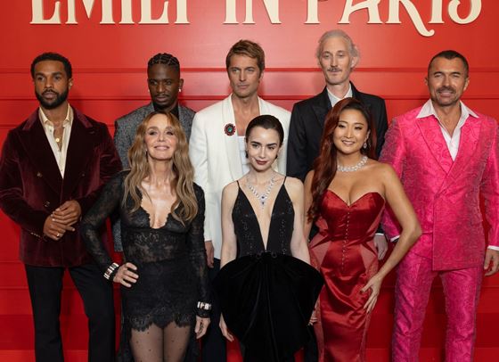 Лили Колинс и звездите на премиерата на "Emily in Paris"