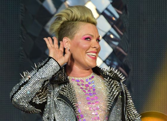 Пинк с шокиращ подарък по време на концерт