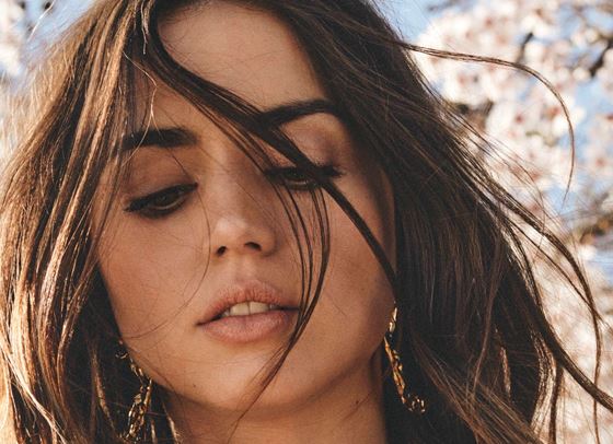 Beauty тайните на Ана де Армас включват мед и бира