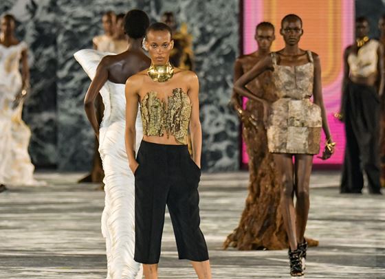 Balmain хвърля топката далеч от подиума