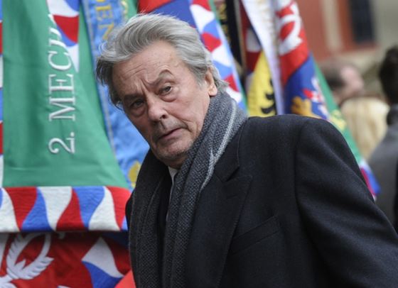 Започна разследване срещу жената до Ален Делон