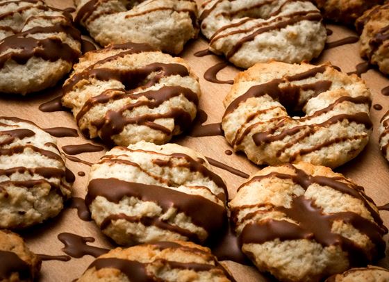 Коледни бадемови сладки с шоколад