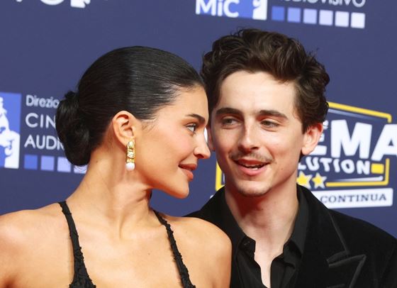 Кайли Дженър и Тимъти Шаламе с бляскав дебют на червения килим в Рим