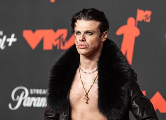 Yungblud спира турнето си заради здравословни проблеми