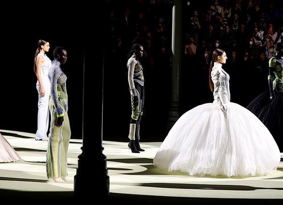 Надеждата отблъсква омразата в новата колекция на Balmain