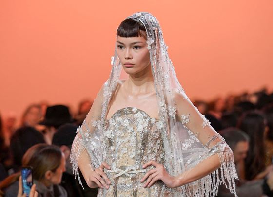 Elie Saab за пролет-лято 2025: Лекота, елегантност и експлозия от флорални мотиви