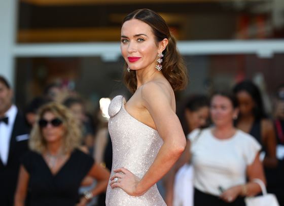 Емили Блънт заслепи червения килим във Венеция с рокля на Tamara Ralph