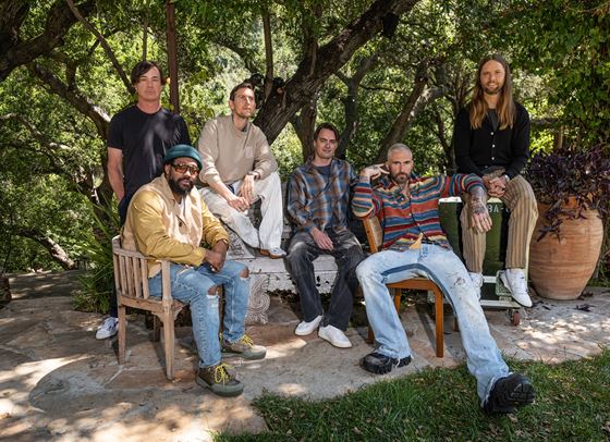 Maroon 5 правят емоционално завръщане с "Middle Ground"