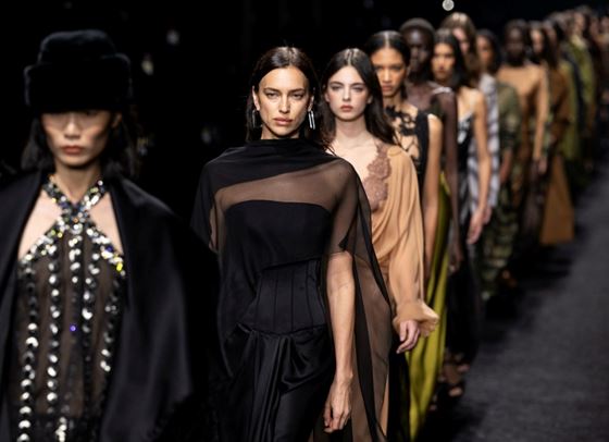 Игра на контрасти от Alberta Ferretti на Седмица на модата в Милано