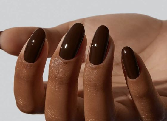 Кафявото е новото черно: най-модерният маникюр за есен 2025